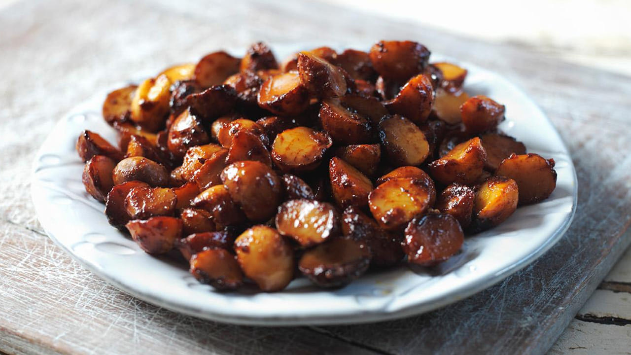 షుగర్ లెవెల్ క్రమబద్ధం: మెకడమియా నట్స్‌ షుగర్ వ్యాధి బాధితులకు ఒక వరం అని చెప్పవచ్చు. ఇవి తక్కువ గ్లైసెమిక్ ఇండెక్స్ కలిగి ఉంటాయి. అంటే అవి రక్తంలో చక్కెర స్థాయిలను పెంచవు. కనుక మధుమేహం ఉన్నవారు కూడా వీటిని తినవచ్చు. ఈ గింజలు రక్తంలో చక్కెరను నియంత్రించడంలో , ఇన్సులిన్ సెన్సిటివిటీని మెరుగుపరచడంలో సహాయపడతాయని అధ్యయనాలు చెబుతున్నాయి.
మధుమేహం ఉన్నవారికి మకాడమియా గింజలు తినడం మంచి ఎంపిక కావచ్చు. వీటిలోని ఆరోగ్యకరమైన కొవ్వులు, ఫైబర్ శరీరంలో చక్కెర శోషణను నెమ్మదిస్తాయి.
