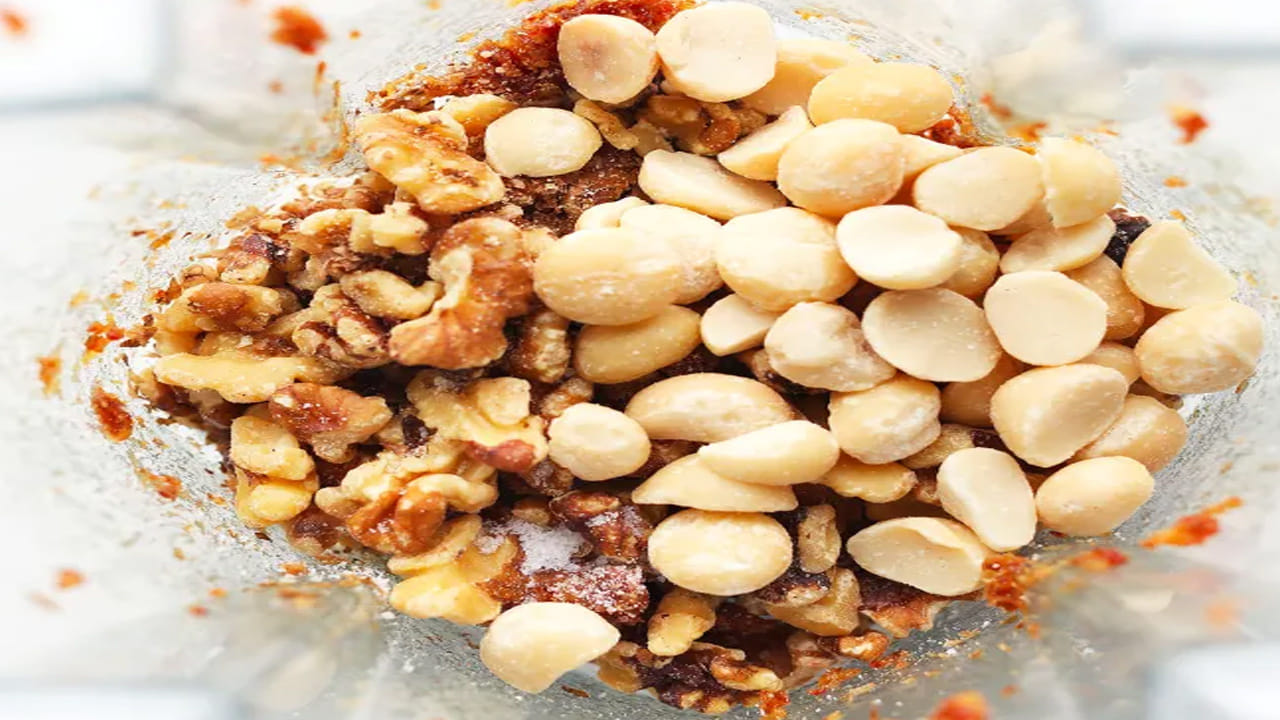 
అయితే ఈ మకాడమియా గింజలో కేలరీలు ఎక్కువగా ఉంటాయి. కనుక వీటిని తక్కువగా తినడం మంచిది. ఎక్కువగా తింటే బరువు పెరిగే అవకాశం ఉంది.  అంతేకాదు కొంతమందికి ఈ నట్స్ పడకపోవచ్చు. ముఖ్యమగా అలెర్జీ సమస్య ఉన్నవారికి.. కనుక గింజలకు అలెర్జీ ఉన్నవారు మకాడమియా గింజలకు పూర్తిగా దూరంగా ఉండడం మంచిది. 
