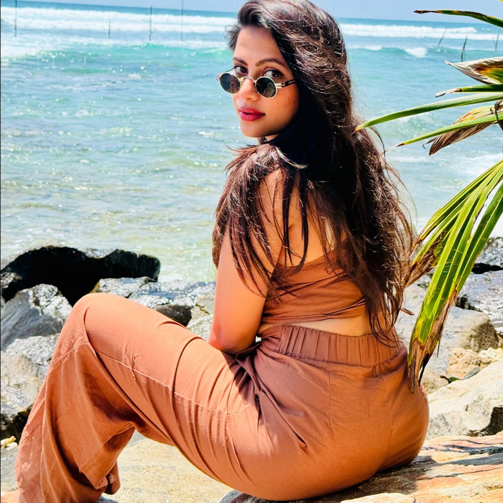 ఈ అమ్మడికి సినీ హీరోయిన్ల తరహాలో భారీ సంఖ్యలో అభిమానులు ఉన్నారు. ఈ బ్యూటీకి ఇన్స్టాగ్రామ్లో దాదాపు 6లక్షల మంది ఫాలోయర్స్ ఉన్నారు. కన్నడ ఇండస్ట్రీలో సీరియల్స్ చేసింది ఈ ముద్దుగుమ్మ. కానీ అక్కడ ఆశించిన స్థాయిలో సక్సెస్ కాలేకపోయింది.ఆతర్వాత సన్ టీవీలోని కౌంటర్-స్విమ్మింగ్ సీరియల్లో ఛాన్స్ లు అందుకుంది