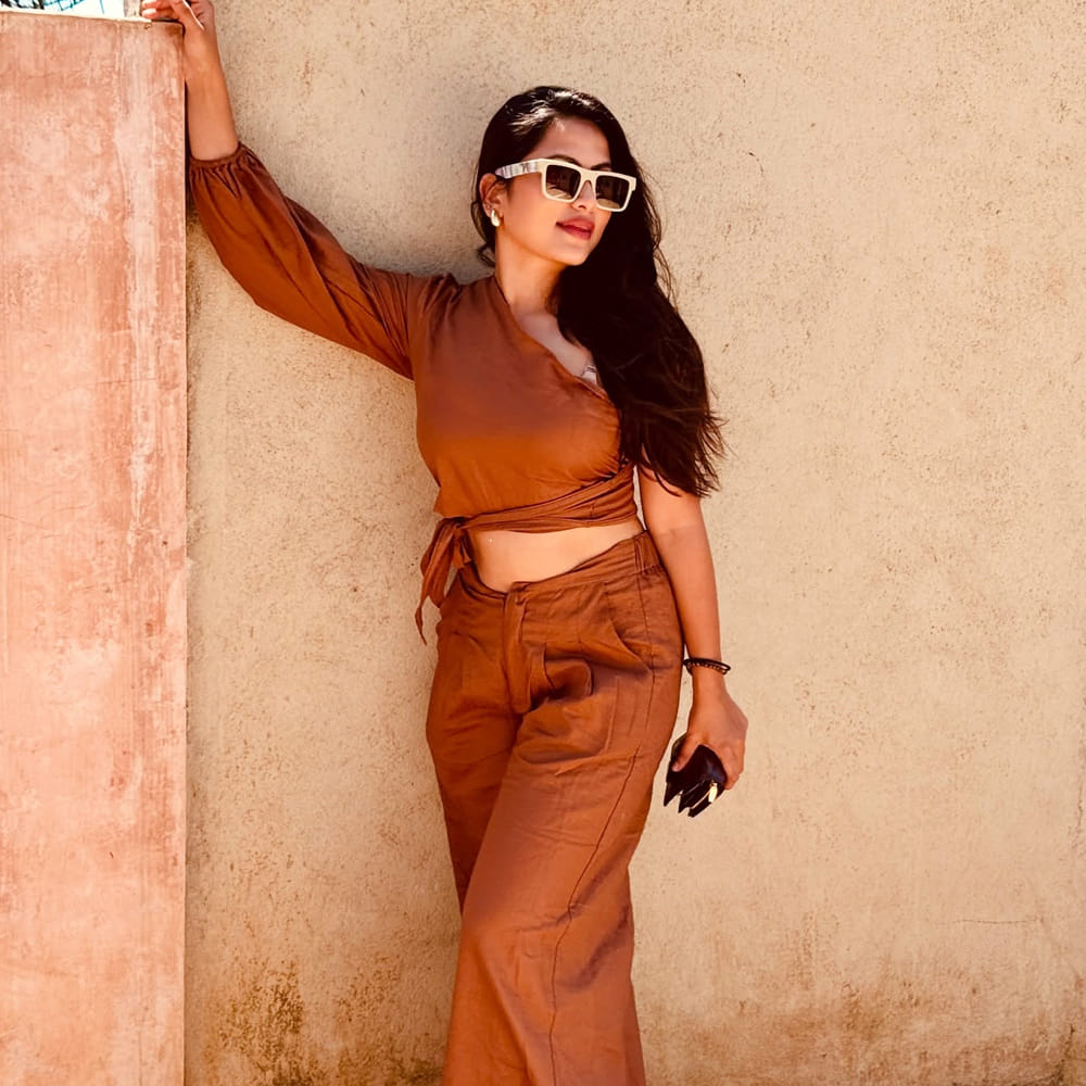 ఈ క్రమంలోనే ఇప్పుడు ఓ చిన్నదాని ఫోటోలు సోషల్ మీడియాలో తెగ వైరల్ అవుతున్నాయి. ఈ అమ్మడు సీరియల్స్ లో మంచి క్రేజ్ తెచ్చుకుంది. సీరియల్స్ లో చాలా పద్దతిగా ఉండే ఈ చిన్నది.. సోషల్ మీడియాలో మాత్రం చాలా హాట్ లుక్ లో కనిపిస్తూ ఆకట్టుకుంటుంది. ఇంతకూ ఆ అమ్మడు ఎవరంటే.. యాంటీ-స్విమ్మింగ్ సీరియల్లో నటించిన ముద్దుగుమ్మ మధుమిత.