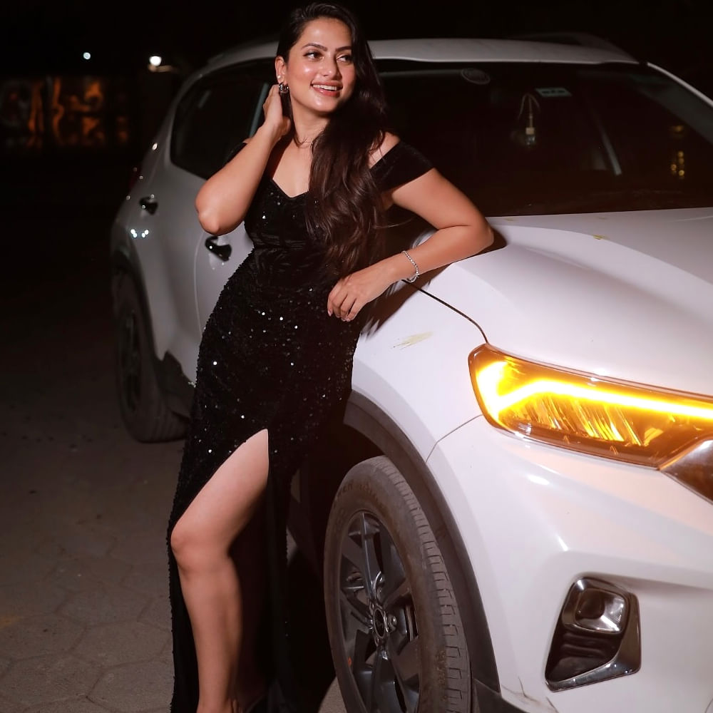 ఇటీవలి కాలంలో బిగ్ స్క్రీన్ నటీమణులకు అభిమానుల నుంచి ఎంత ఆదరణ లభిస్తుందో, స్మాల్ స్క్రీన్ నటీమణులు కూడా అంతే ఆదరణ పొందుతున్నారు. సోషల్ మీడియాలో వారికి ప్రత్యేక ఫ్యాన్ ఫాలోయింగ్ ఉంటుంది. ఇప్పుడు ఈ ముద్దుగుమ్మలు సోషల్ మీడియాలో మంచి క్రేజ్ తీచ్చుకుంటూ అభిమానులను ఆకట్టుకుంటున్నారు.