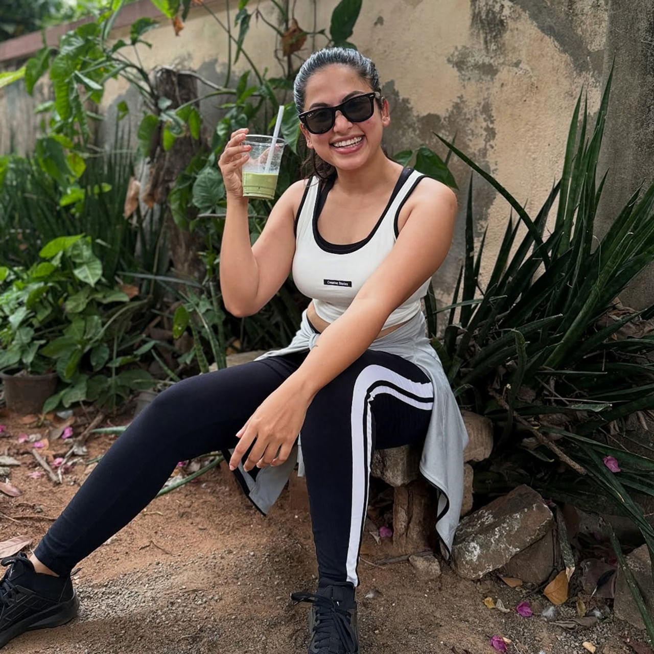 సినిమాల్లో, సీరియల్స్ లో ఉండే వారు బయట చాలా డిఫరెంట్ గా ఉంటారు. సినిమాల కోసం సీరియల్స్ కోసం ఎలాంటి పాత్రలైనా చేస్తుంటారు. ఇక ముఖ్యంగా సీరియల్స్ లో నటించేవారు బయట చాలా గ్లామరస్ గా ఉంటారు. ఇండియాలో సీరియల్స్ కు సినిమాలకు సమానంగా క్రేజ్ ఉంటుంది. ఏళ్ల తరబడి ఈ సీరియల్స్ సాగుతూ ప్రేక్షకులను అలరిస్తున్నాయి. తెలుగులో చాలా సీరియల్స్ ప్రేక్షకులను ఆకట్టుకుంటూ దూసుకుపోతున్నాయి.