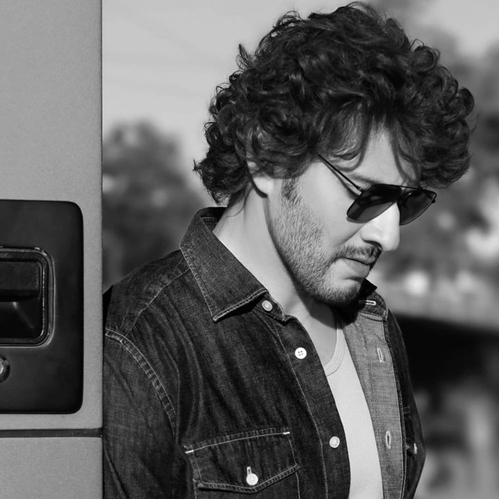 సూపర్ స్టార్ మహేష్ బాబు క్రేజ్ గురించి చెప్పక్కర్లేదు. రాజకుమారుడు, యువరాజు, మురారి చిత్రాలతో అమ్మాయిల హృదయాలు దొచుకున్న మహేష్.. ఆ తర్వాత దూకుడు, పోకిరి, అతడు చిత్రాలతో మాస్ హీరోగానూ అదరగొట్టారు. ఈరోజు (ఆగస్ట్ 9) మహేష్ బాబు 50వ పుట్టినరోజు.