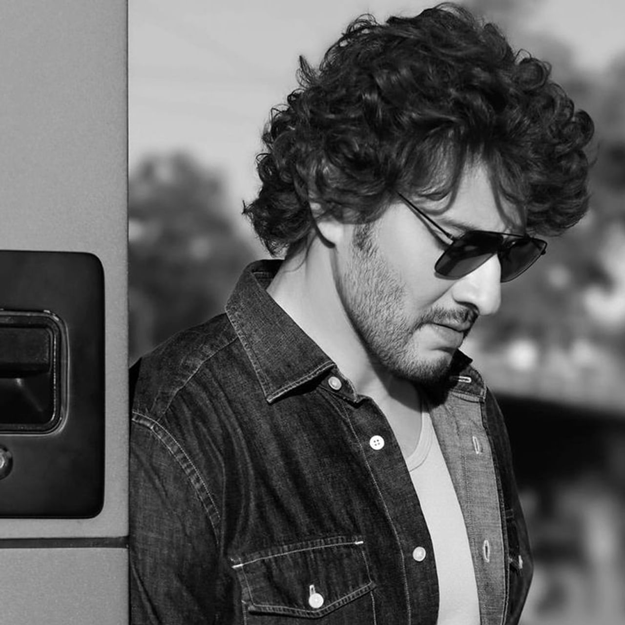 సూపర్ స్టార్ మహేష్ బాబు క్రేజ్ గురించి చెప్పక్కర్లేదు. రాజకుమారుడు, యువరాజు, మురారి చిత్రాలతో అమ్మాయిల హృదయాలు దొచుకున్న మహేష్.. ఆ తర్వాత దూకుడు, పోకిరి, అతడు చిత్రాలతో మాస్ హీరోగానూ అదరగొట్టారు. ఈరోజు (ఆగస్ట్ 9) మహేష్ బాబు 50వ పుట్టినరోజు. 