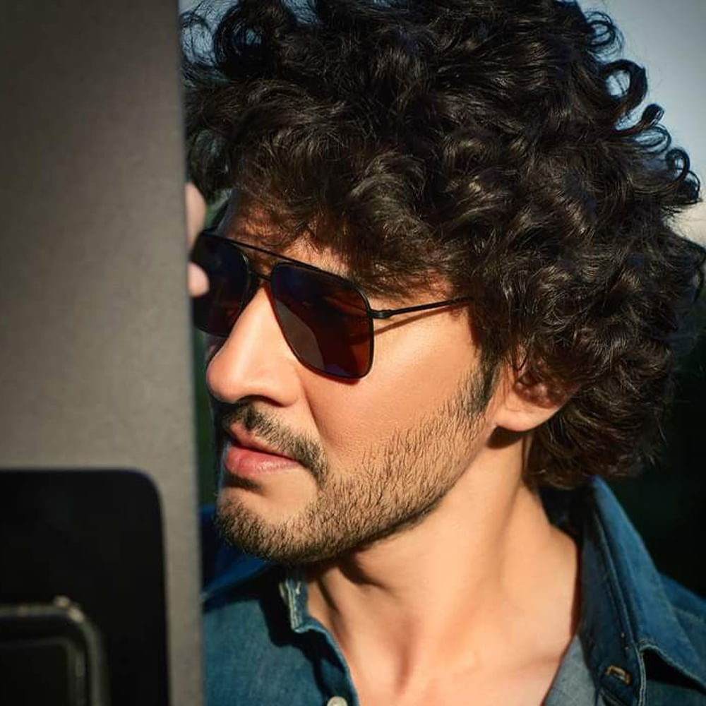 దివంగత హీరో కృష్ణ నటవారసుడిగా సినీరంగంలోకి అడుగుపెట్టి సూపర్ స్టార్ గా తనకంటూ ప్రత్యేక ఇమేజ్ క్రియేట్ చేసుకున్నారు. ప్రస్తుతం డైరెక్టర్ రాజమౌళి దర్శకత్వంలో భారీ బడ్జెట్ ప్రాజెక్ట్ చేస్తున్న సంగతి తెలిసిందే. ఈ సినిమా కోసం యావత్ వరల్డ్ వైడ్ మూవీ లవర్స్ ఎంతో ఆసక్తిగా ఎదురుచూస్తున్నారు. 