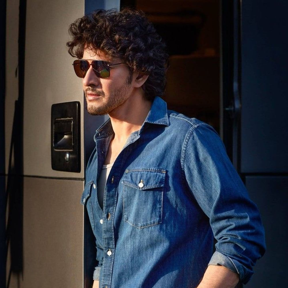 ఇదిలా ఉంటే..వెండితెరపైనే కాకుండా నిజజీవితంలోనూ మహేష్ రియల్ హీరో. మహేష్ బాబు ఫౌండేషన్ ఆధ్వర్యంలో ఆంధ్రా హాస్పిటల్స్ తో కలిసి ఇప్పటివరకు దాదాపు 4500 మందికి పైగా చిన్నారులకు ఉచితంగా హార్డ్ ఆపరేషన్స్ చేయించారు. తన కొడుకు గౌతమ్ పుట్టినప్పుడు గుండె సంబంధిత సమస్య ఎదుర్కొన్నాడు.