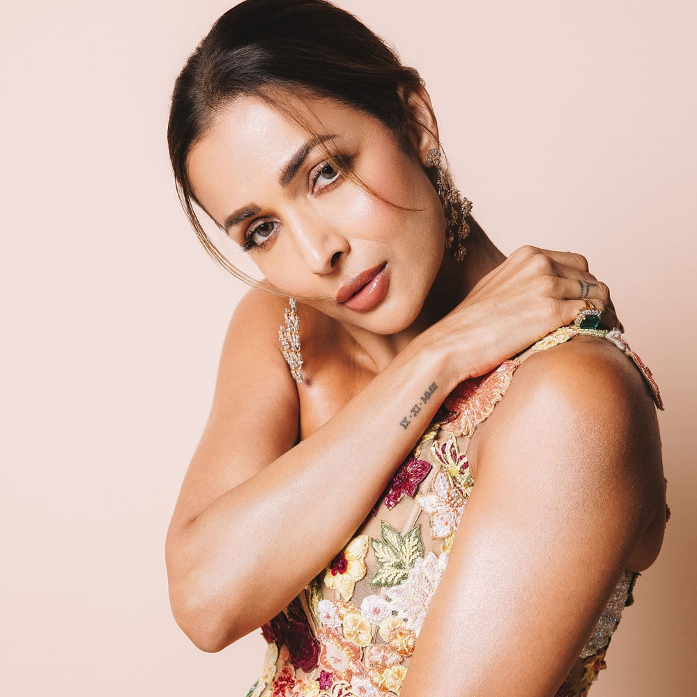 51 ఏళ్ల వయసులోనూ గ్లామర్ ఫోటులతో నెట్టింట గత్తరలేపుతుంది. ఫిట్నెస్, లుక్స్ విషయంలో మలైకా ఏ రేంజ్ జాగ్రత్తలు తీసుకుంటుందో ఆమె ఫోటోస్ చూస్తే చెప్పొచ్చు. నిత్యం కఠినమైన వ్యాయమాలు, యోగా చేయడంతోపాటు మంచి డైట్ ఫాలో అవుతున్నట్లు గతంలోనూ చెప్పుకొచ్చింది.