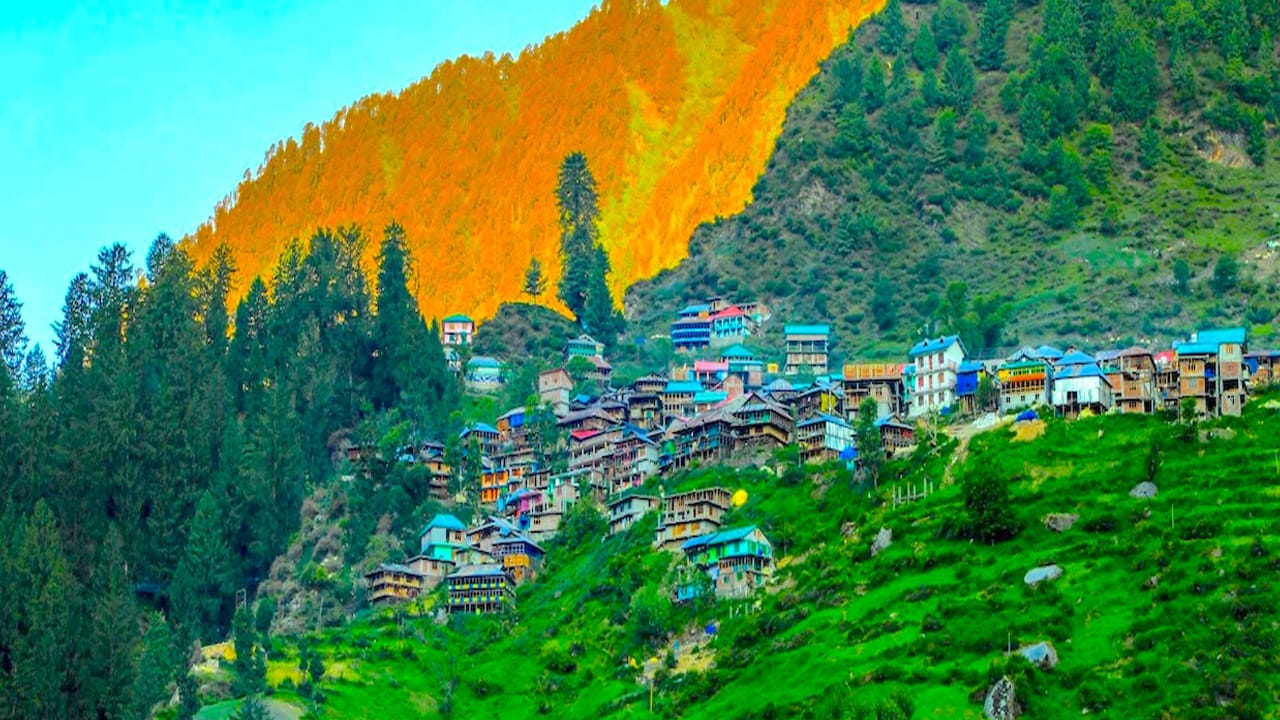 హిమాచల్ ప్రదేశ్ లోని పార్వతి లోయలో ఉన్న మలానా గ్రామం దాని రహస్య సంస్కృతి, పురాతన సంప్రదాయాలకు ప్రపంచవ్యాప్తంగా ప్రసిద్ధి చెందింది. ఇక్కడి ప్రజలు తమను తాము అలెగ్జాండర్ ది గ్రేట్ సైన్యం వారసులుగా భావిస్తారు. ఈ గ్రామం బయటి వ్యక్తుల కోసం నిర్దిష్ట నియమాలను కలిగి ఉంది. ఈ ప్రత్యేకమైన జీవనశైలి విదేశీ ప్రయాణికులను ఆకర్షిస్తుంది. ప్రశాంతమైన పర్వత శిఖరాలు, స్పష్టమైన ఆకాశంతో మలానా ప్రయాణికుల జాబితాలో అగ్రస్థానంలో ఉన్న ఒక మర్మమైన ప్రదేశం.