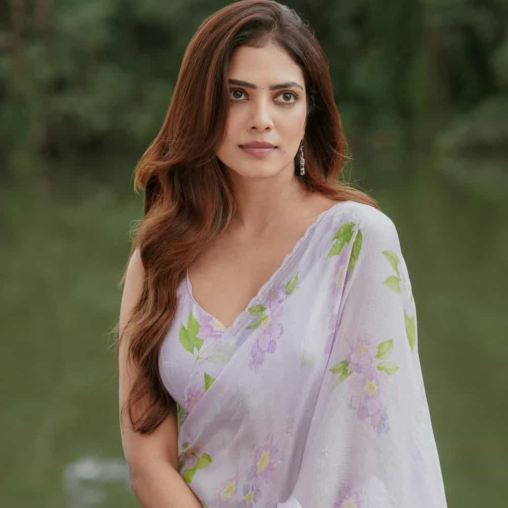 హీరోయిన్ మాళవిక మోహనన్.. తెలుగులో ఒక్క సినిమా రిలీజ్ కాకుండానే విపరీతమైన క్రేజ్ సొంతం చేసుకుంది. ప్రస్తుతం ఈ ముద్దుగుమ్మ తెలుగులో రాజాసాబ్ మూవీలో నటిస్తుంది. ప్రభాస్ , డైరెక్టర్ మారుతీ కాంబోలో వస్తున్న ఈ సినిమా త్వరలోనే రిలీజ్ కానుంది.