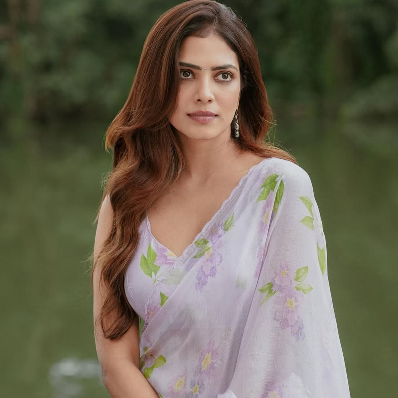 హీరోయిన్ మాళవిక మోహనన్.. తెలుగులో ఒక్క సినిమా రిలీజ్ కాకుండానే విపరీతమైన క్రేజ్ సొంతం చేసుకుంది. ప్రస్తుతం ఈ ముద్దుగుమ్మ తెలుగులో రాజాసాబ్ మూవీలో నటిస్తుంది. ప్రభాస్ , డైరెక్టర్ మారుతీ కాంబోలో వస్తున్న ఈ సినిమా త్వరలోనే రిలీజ్ కానుంది.