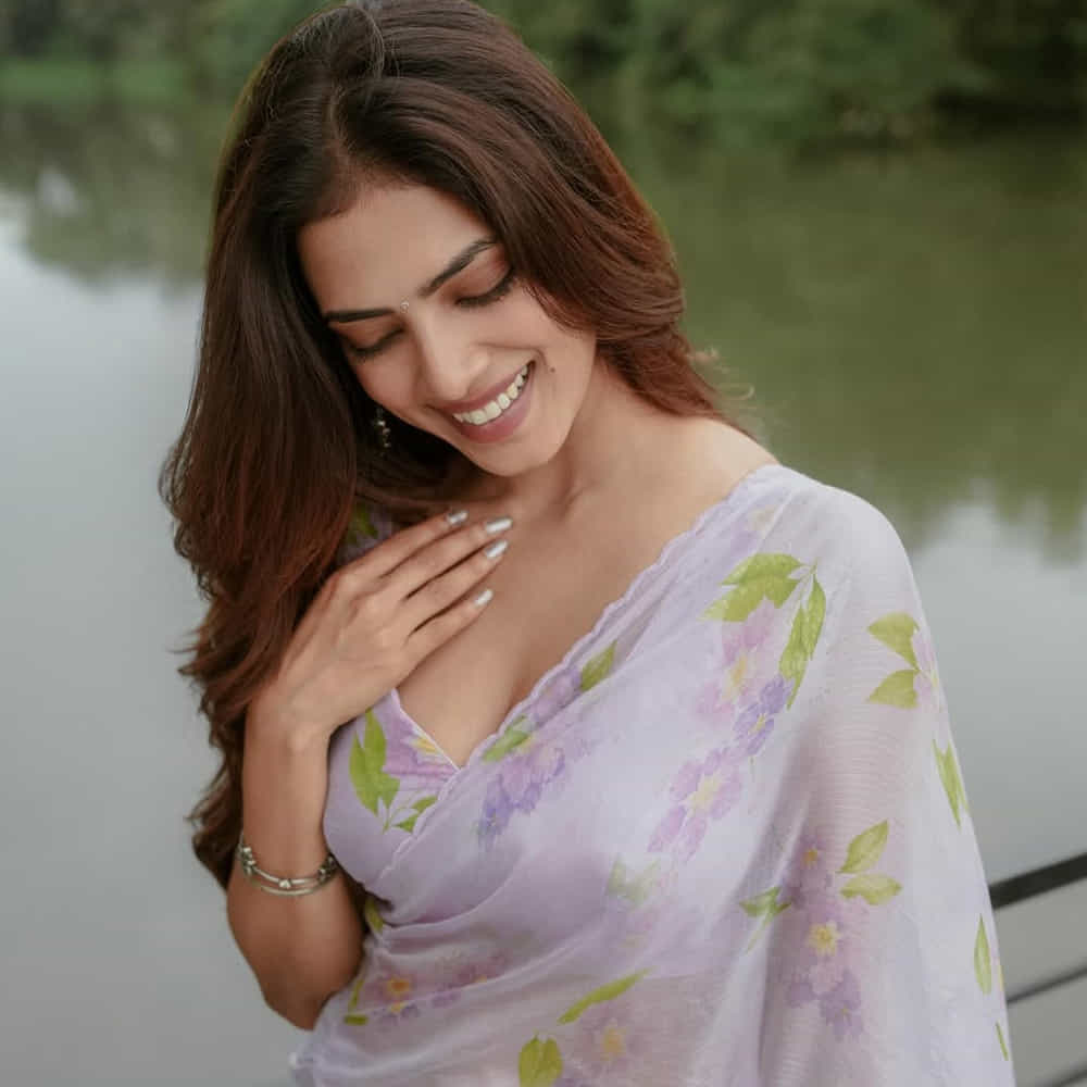 పట్టంపోలే సినిమాతో సినీరంగంలోకి అడుగుపెట్టింది. ఇందులో మలయాళీ స్టార్ దుల్కర్ సల్మాన్ సరసన నటించి మెప్పించింది. మొదటి చిత్రంతోనే అందం, అభినయంతో కట్టిపడేసిన ఈ బ్యూటీకి ఆఫర్స్ క్యూ కట్టాయి.