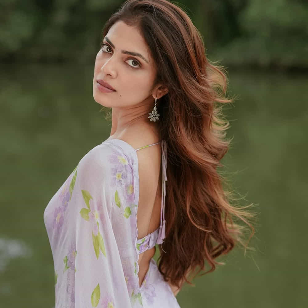 ఇప్పుడు ఈ ముద్దుగుమ్మ షేర్ చేసిన ఫోటోస్ నెట్టింట తెగ ఆకట్టుకుంటున్నాయి. సింపుల్ చీరకట్టులో మరింత అందంగా కనిపిస్తుంది ఈ వయ్యారి. ఈ ఫోటోస్ చూసిన నెటిజన్స్ మాళవిక అందాల ఫోజులకు ఫిదా అవుతున్నారు.