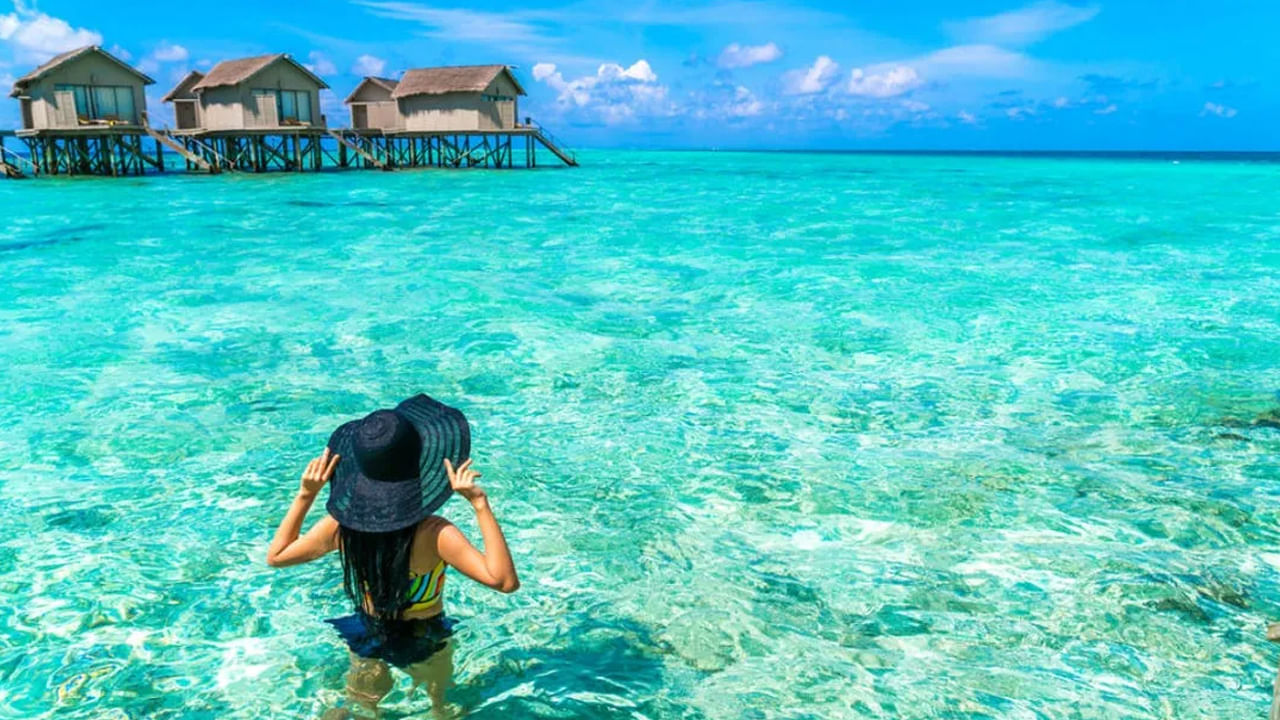 మాల్దీవులకు వెళ్లిన చాలామంది కచ్చితంగా బీచ్‌లలో బికినీ వేసుకొని స్నానం చేస్తూ ఉంటారు. అయితే బికినీ విషయంలో ఓ కీలక నిర్ణయం తీసుకుంది మాల్దీవుల గవర్నమెంట్. ఇకపై ఇక్కడ బీచ్‌లలో బికినీ వేసుకోవడం నిషేదిస్తున్నట్లు సంచలన నిర్ణయం తీసుకోంది ఆ దేశ ప్రభుత్వం. 