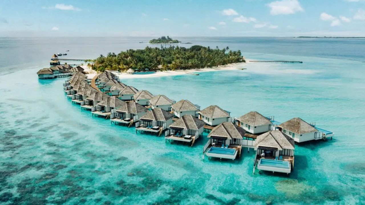 ఇక్కడ చూడ్డానికి చాల ప్రదేశాలు ఉన్నాయి. అయితే ముఖ్యంగా కొన్ని ప్రదేశాలు మాత్రమే భారతీయులు వెళ్లి వస్తూ ఉంటారు. ఇక్కడ ఉంటె వైట్ సాండ్ బీచ్‌లు, అక్కడ ఉన్న స్టేలు పర్యాటకులను ఎంతగానో ఆకర్షిస్తాయి. అందుకే ప్రతి ఏడాది ప్రపంచవ్యాప్తంగా చాలామంది ప్రజలు మాల్దీవుల పర్యటన కోసం వెళ్తారు. 