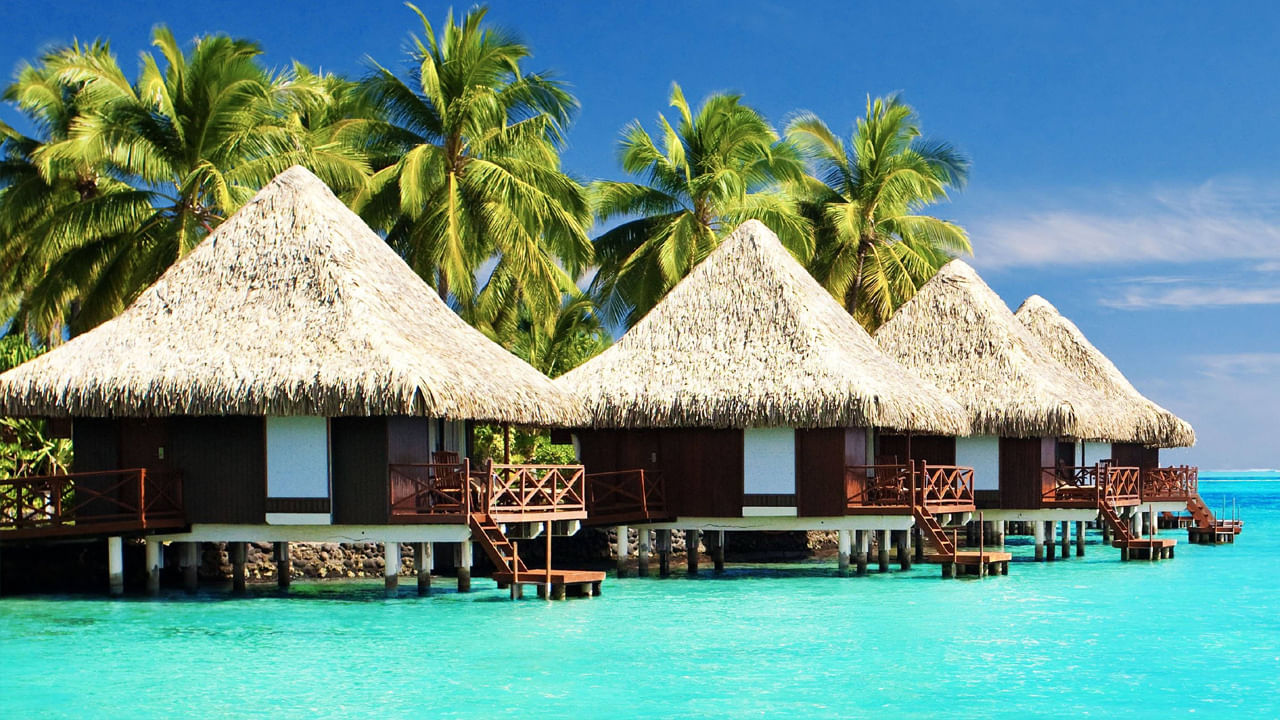 నిజానికి మాల్దీవుల రాజ్యాంగం ముస్లింలను మాత్రమే పౌరులుగా గుర్తిస్తుంది. అదే సమయంలో, మాల్దీవుల అధికారులు స్థానిక దీవులన్నింటిలోనూ పబ్లిక్ బీచ్‌లలో బికినీ ధరించడం నిషేధించారు. బికినీలు ధరించడం రిసార్ట్స్ లేదా కొన్ని నియమించిన బికినీ బీచ్‌లలో మాత్రమే అనుమతించడం జరుగుతుంది. మిగిలిన వాటిలో నో బికినీ.