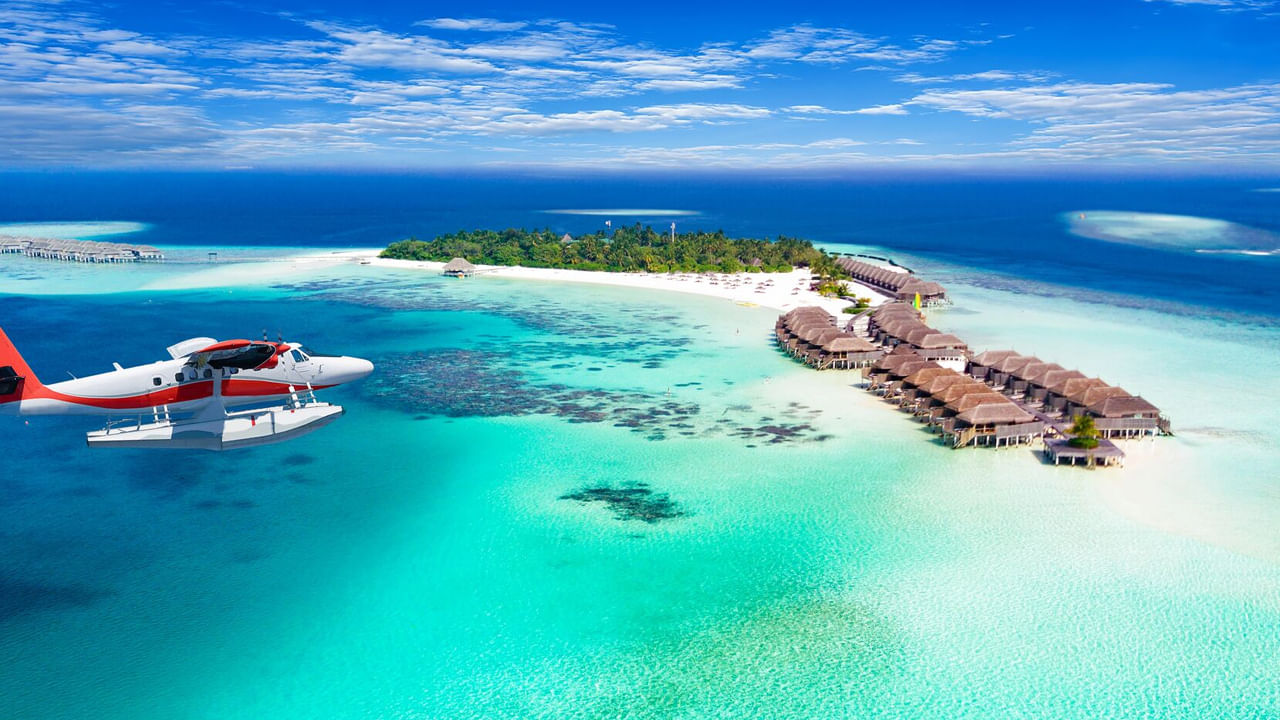 మాల్దీవులు ఇస్లామిక్ ఆచారాలను అనుసరిస్తాయి. కాబట్టి స్థానిక దీవులలోని బహిరంగ ప్రదేశాల్లో నిరాడంబరమైన దుస్తులు ధరించడం తప్పనిసరి. ఇది పాడించకుంటే శిక్ష అర్హులని మాల్దీవుల ప్రభుత్వం వెల్లడించింది. మీరు కూడా మాల్దీవులకు వెళ్లాలని ప్లాన్ చేస్తుంటే, అక్కడి డ్రెస్ కోడ్ గురించి ఖచ్చితంగా తెలుసుకోండి. 