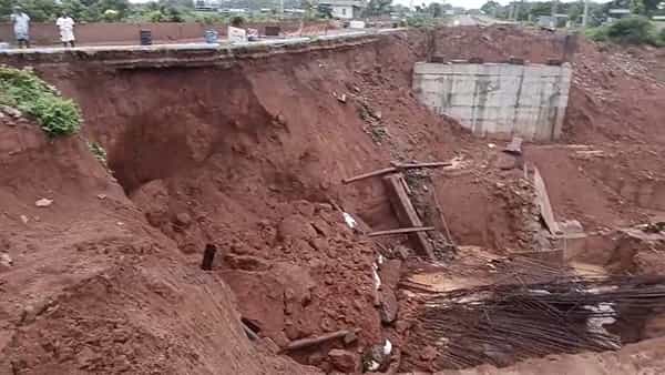 Warangal: ఒక్కసారిగా కుంగిన బ్రిడ్జి.. ములుగు - వరంగల్ మధ్య రాకపోకలు బంద్..!