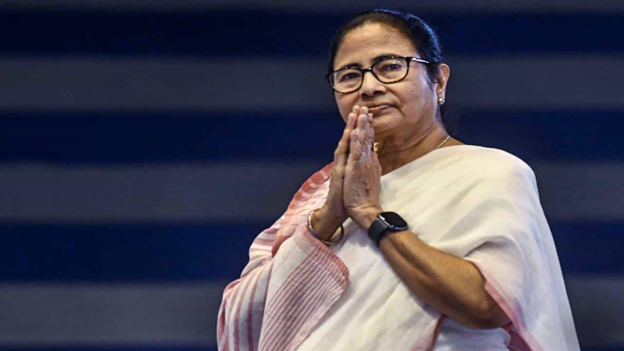 ఈ సర్వేలో 36 % మంది ముఖ్యమంత్రి యోగి ఆదిత్యనాథ్ను ఇష్టపడ్డారు. దీనితో పాటు, పశ్చిమ బెంగాల్ ముఖ్యమంత్రి మమతా బెనర్జీ రెండవ స్థానంలో ఉన్నారు, వీరిని 13 శాతం మంది ఇష్టపడ్డారు. ఈ సర్వే జూలై 1, 2025 నుండి ఆగస్టు 14, 2025 మధ్య జరిగింది.