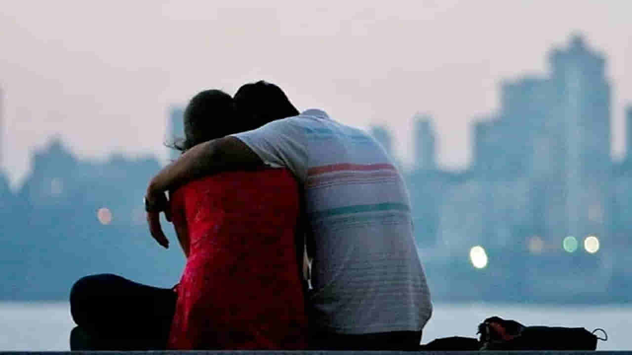 బలి కోరిన వివాహేతర సంబంధం.. ప్రియురాలి కళ్లెదుటే ప్రియుడి దారుణ హత్య!