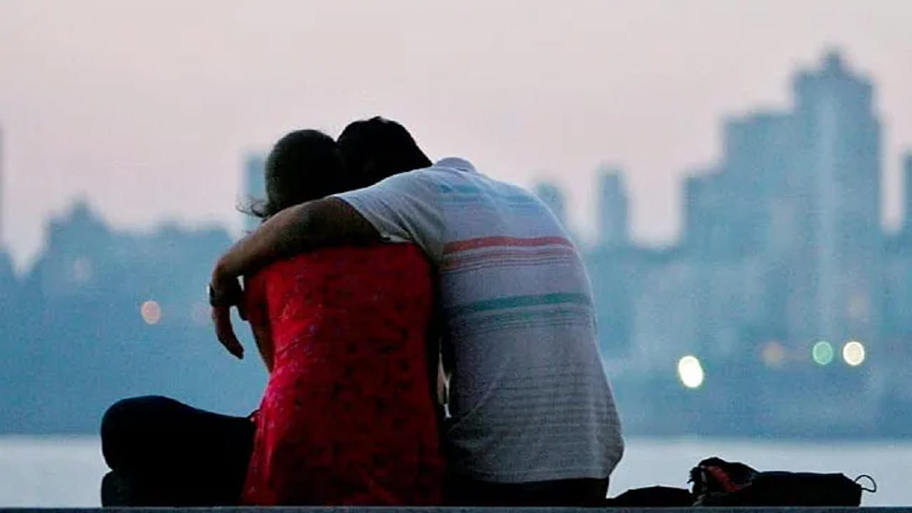 బలి కోరిన వివాహేతర సంబంధం.. ప్రియురాలి కళ్లెదుటే ప్రియుడి దారుణ హత్య!