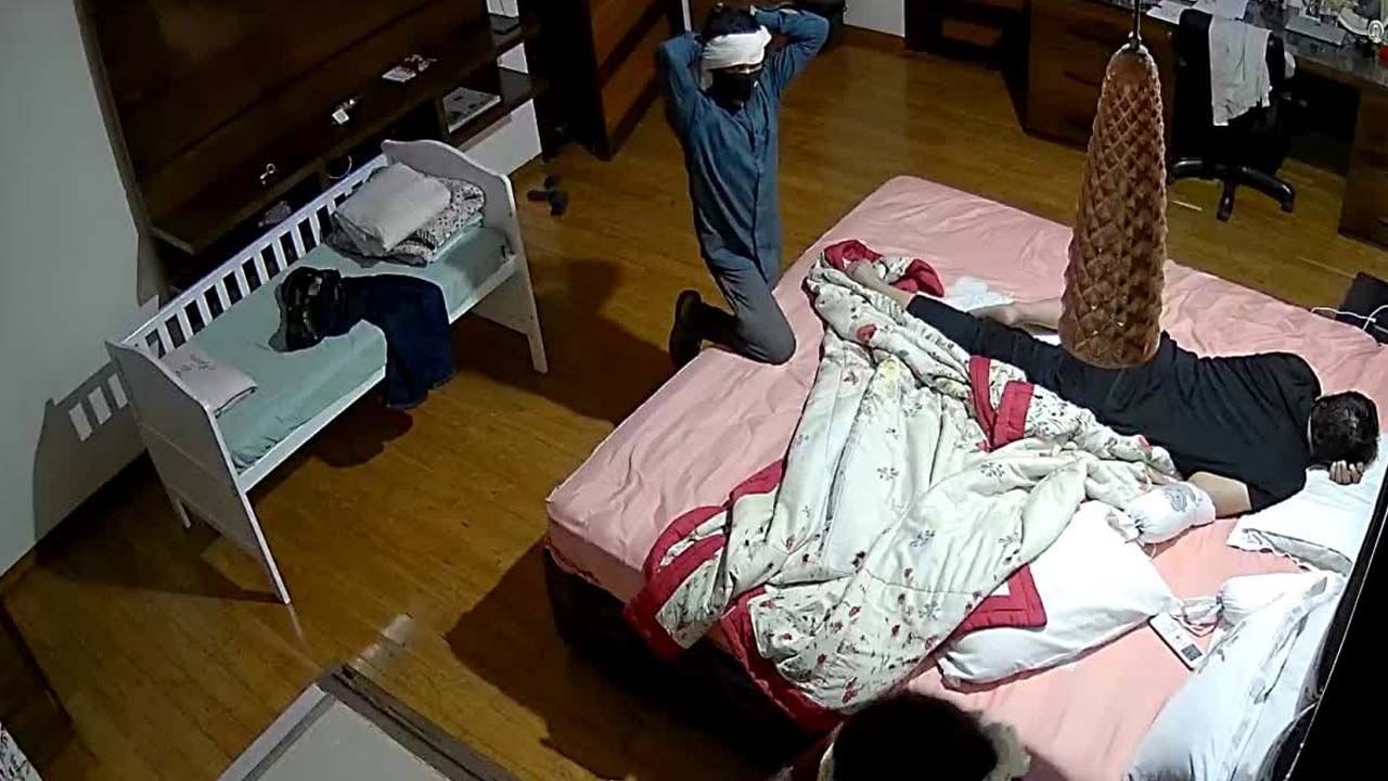 ఎంతకు తెగించార్రా..! మేల్కుంటే దాడి చేసేందుకు సిద్ధం.. 4నిమిషాల్లో రిటైర్డ్ జడ్జి ఇల్లు లూటీ!