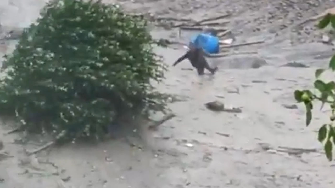 Uttarakhand Cloudburst: క్లౌడ్‌బ‌ర్స్ట్‌తో వరద బీభత్సం.. బురదలో చిక్కుపోయిన వ్యక్తి.. వీడియో వైరల్