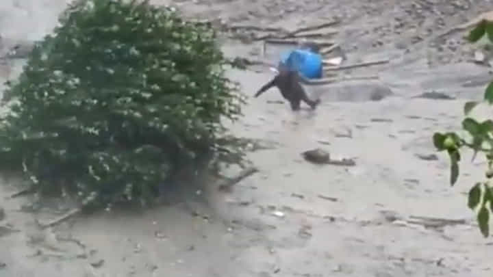 Uttarakhand Cloudburst: క్లౌడ్బర్స్ట్తో వరద బీభత్సం.. బురదలో చిక్కుపోయిన వ్యక్తి.. వీడియో వైరల్ Uttarakhand Cloudburst: క్లౌడ్బర్స్ట్తో వరద బీభత్సం.. బురదలో చిక్కుపోయిన వ్యక్తి.. వీడియో వైరల్