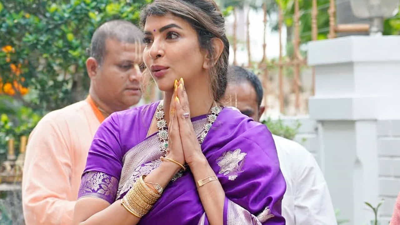 మంచు లక్ష్మీ తెలుగులోనే కాకుండా తమిళ్ , మళయాలం వంటి భాషల్లో కూడా నటించింది. విలన్ పాత్రల్లో కూడా నటించి, తన నటనతో అందరినీ మెప్పించింది.