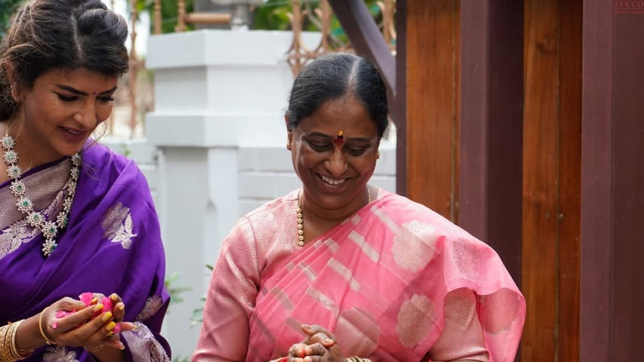 ఇక ఎప్పుడూ సోషల్ మీడియాలో యాక్టివ్‌గా ఉంటూ తన ఫొటోస్ షేర్ చేసే ఈ ముద్దుగుమ్మ, తాజాగా మంత్రి కొండా సురేఖ నివాసంలో ఇష్కాన్ ఆధ్వర్యంలో గోమాత పూజలు చేసింది. ప్రస్తుతం దీనికి సంబంధించిన ఫొటోస్ నెట్టింట తెగ వైరల్ అవుతున్నాయి.