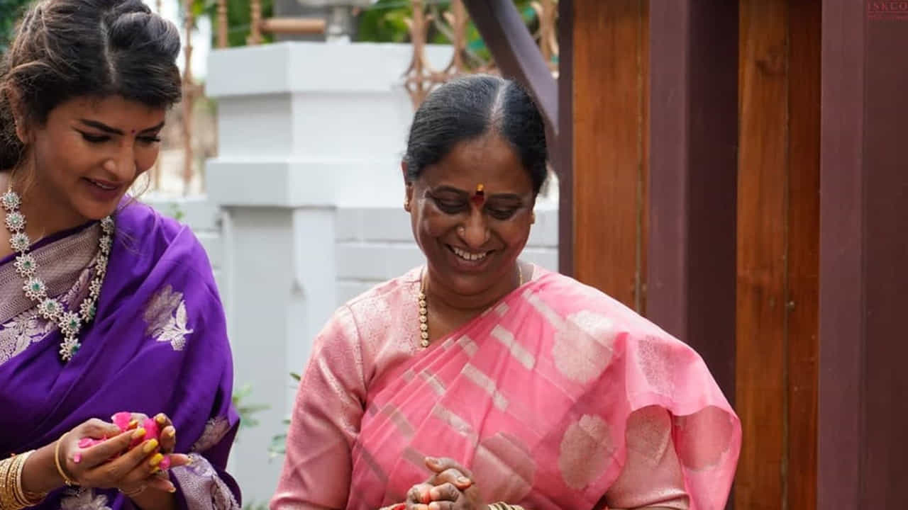 ఇక ఎప్పుడూ సోషల్ మీడియాలో యాక్టివ్గా ఉంటూ తన ఫొటోస్ షేర్ చేసే ఈ ముద్దుగుమ్మ, తాజాగా మంత్రి కొండా సురేఖ నివాసంలో ఇష్కాన్ ఆధ్వర్యంలో గోమాత పూజలు చేసింది. ప్రస్తుతం దీనికి సంబంధించిన ఫొటోస్ నెట్టింట తెగ వైరల్ అవుతున్నాయి.