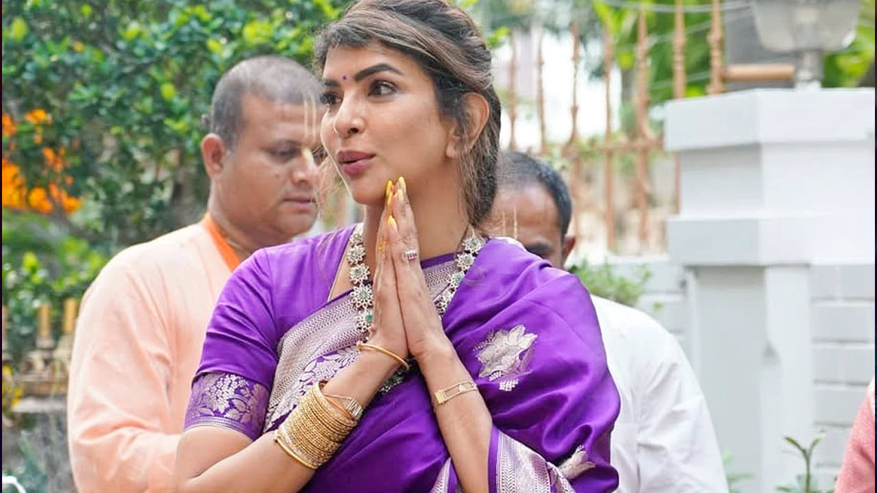 ఈ చిన్నది అనగనగా ఓ ధీరుడు సినిమాతో తెలుగు చిత్రపరిశ్రమలోకి అడుగు పెట్టి మొదటి మూవీతోనే మంచి గుర్తింపు సంపాదించుకుంది. ముఖ్యంగా ఈ బ్యూటీ ఈ మూవీలో తన నటనకు గాను, నందీపురస్కారం అందుకుంది.