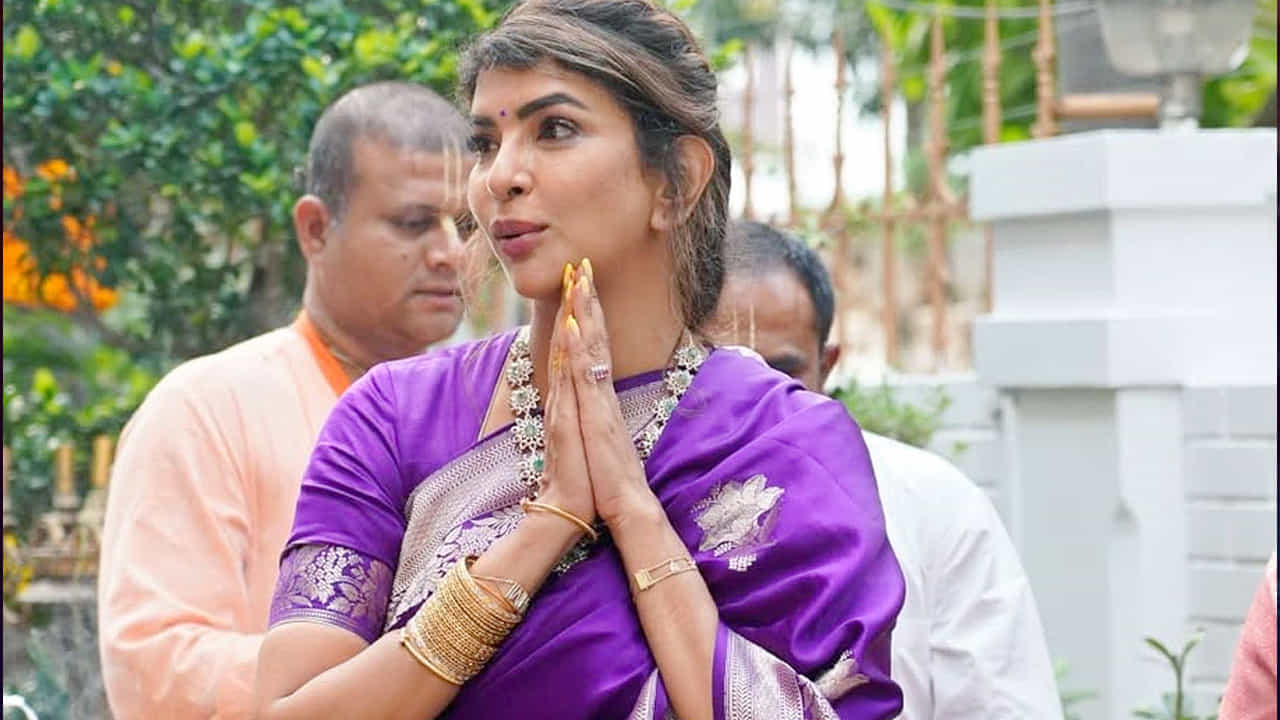 ఈ చిన్నది అనగనగా ఓ ధీరుడు సినిమాతో తెలుగు చిత్రపరిశ్రమలోకి అడుగు పెట్టి మొదటి మూవీతోనే మంచి గుర్తింపు సంపాదించుకుంది. ముఖ్యంగా ఈ బ్యూటీ ఈ మూవీలో తన నటనకు గాను, నందీపురస్కారం అందుకుంది.