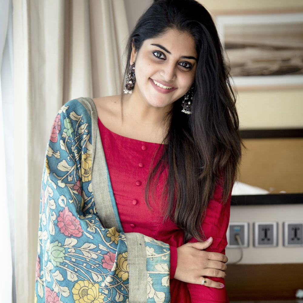 మలయాళీ సినిమాలో బాలనటిగా సినీప్రయాణాన్ని ప్రారంభించింది హీరోయిన్ మంజిమా మోహన్. చాలా కాలం గ్యాప్ తర్వాత 2015లో వచ్చిన ఒరు వడక్కన్ సెల్ఫీ సినిమాతో కథానాయికగా తెరంగేట్రం చేసింది. మొదటి సినిమాతోనే నటిగా ప్రశంసలు అందుకుంది.