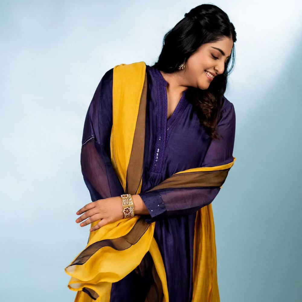 కానీ నాకు పీసీఓడీ సమస్య ఉంది. అందుకే నిరంతం నా శరీరాకృతి, ఆరోగ్యంపై శ్రద్ధ తీసుకుంటాను. పీసీఓడీ సమస్యను దృష్టిలో పెట్టుకుని నా ఆరోగ్య పరమైన మార్పులు, చేర్పులు చాలా అవసరం అంటూ చెప్పుకొచ్చింది. మంజిమా మోహన్ తెలుగులో సాహసమే శ్వాసగా సాగిపో, కధానాయకుడు వంటి చిత్రాల్లో నటించింది.