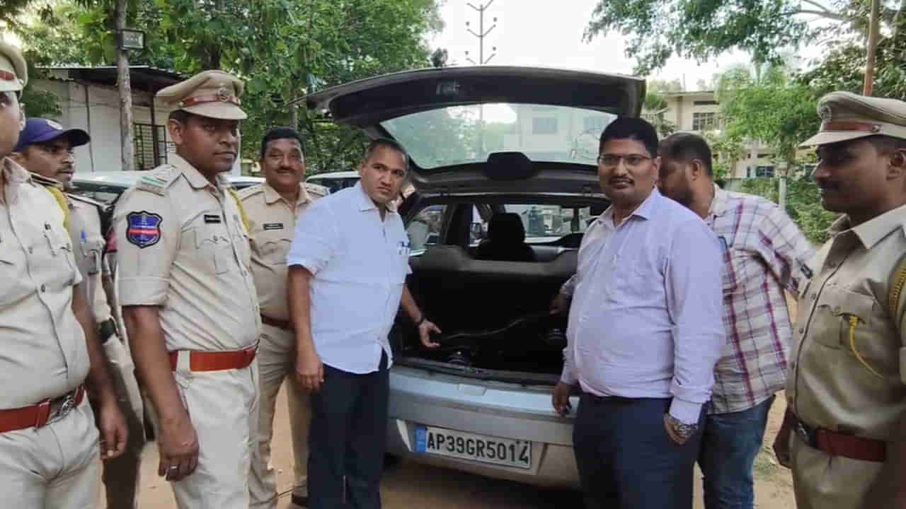 గుట్టుగా దాటేద్దామనుకున్నారు.. అడ్డంగా దొరికిపోయారు.. గంజాయి ఎలా దాచారో తెలిస్తే అవాకవ్వాల్సిందే!