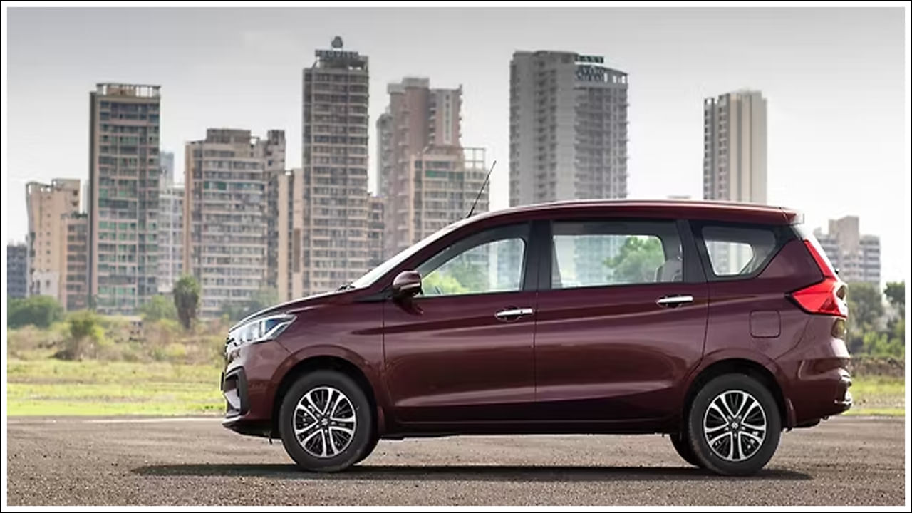 Auto News: జూలై 2025లో మారుతి సుజుకి ఎర్టిగా 16,604 మంది కొత్త కొనుగోలుదారులను సంపాదించుకుంది. దీనితో ఇది మరోసారి దేశంలో అత్యధికంగా అమ్ముడైన 7-సీటర్ MPVగా నిలిచింది. తక్కువ ధర, ఎక్కువ స్థలం, గొప్ప మైలేజ్, బ్రాండ్ విలువ దీనిని కుటుంబానికి సరైన కారుగా ఉంటుంది.