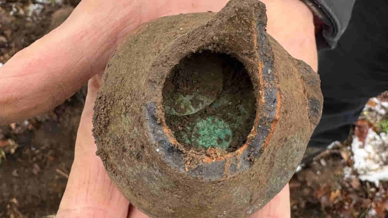 Viral: దొరికింది ఏదో పాతకాలం మట్టికుండ అనుకునేరు.. లోపల అంతులేని ఖజానా..