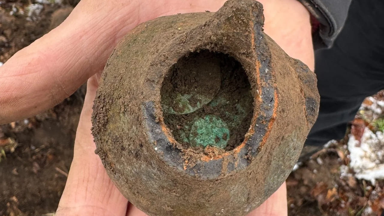 Viral: దొరికింది ఏదో పాతకాలం మట్టికుండ అనుకునేరు.. లోపల అంతులేని ఖజానా..