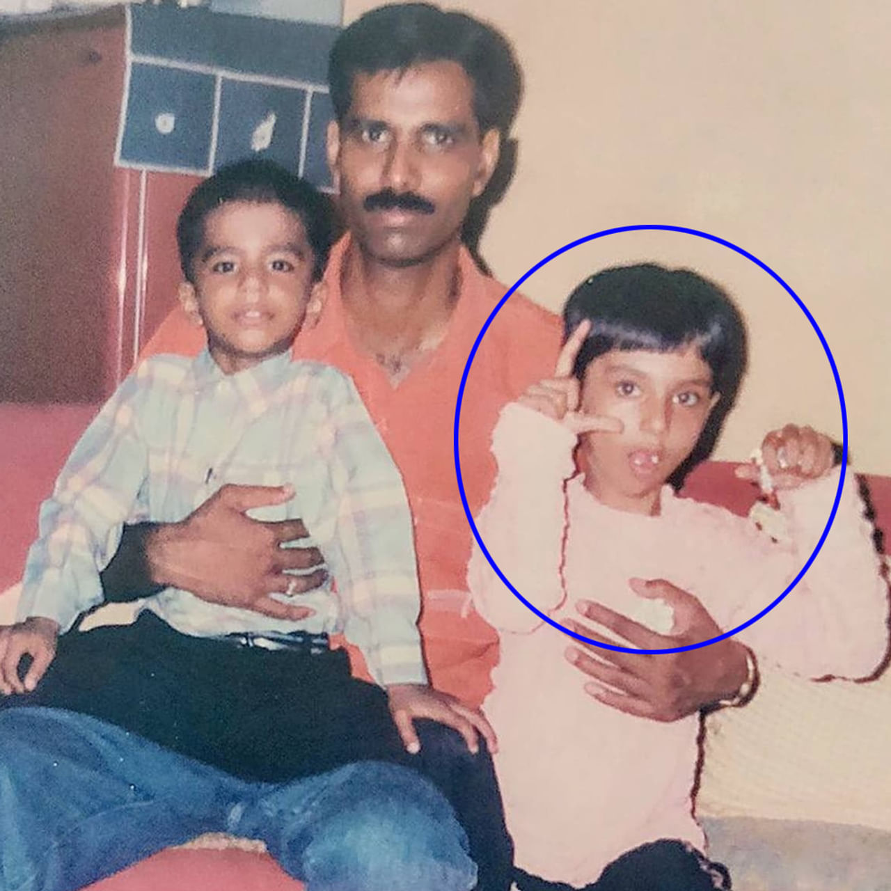 ప్రస్తుతం సోషల్ మీడియాలో ఓ హీరోయిన్ చైల్డ్ హుడ్ ఫోటో ఇప్పుడు తెగ వైరలవుతుంది. పైన ఫోటోలో కనిపిస్తున్న ముద్దుగుమ్మ ఎవరో తెలుసా.. ? తెలుగులో క్రేజీ హీరోయిన్. ఇటీవలే 300 కోట్లు కలెక్షన్స్ రాబట్టిన ఈ అమ్మడుకు ఆఫర్స్ మాత్రం కరువయ్యాయి. ఇంతకీ ఆమె ఎవరంటే.. 