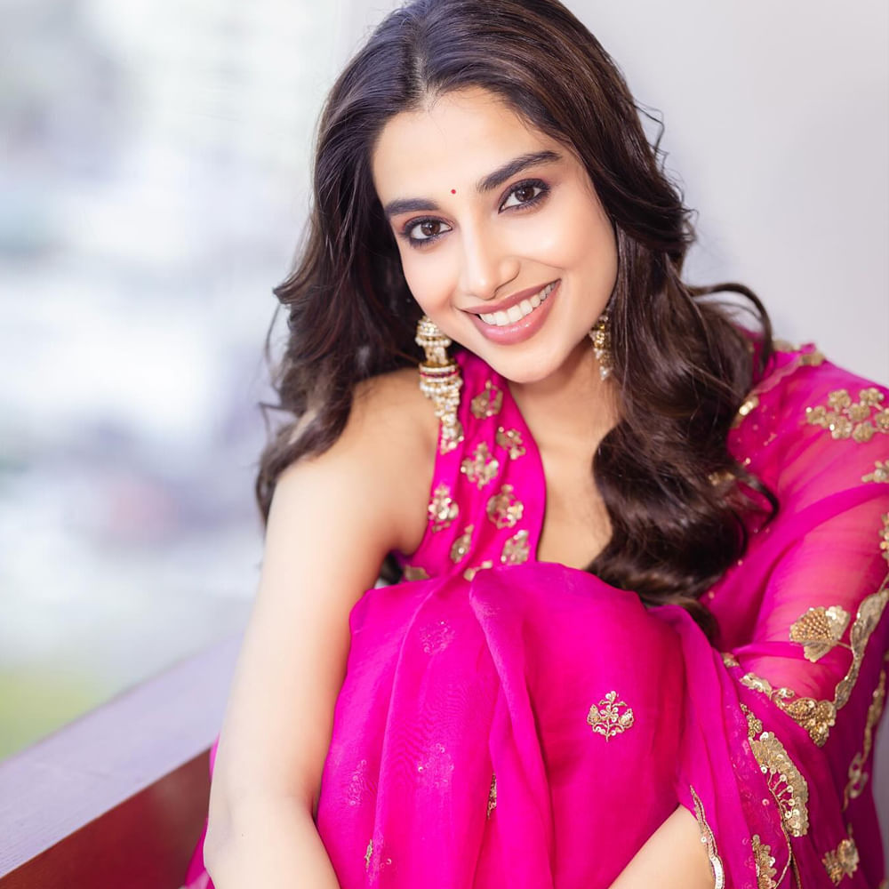  ఆమె మరెవరో కాదండి. హీరోయిన్ మీనాక్షి చౌదరి.. తెలుగు సినీప్రియులకు ప్రత్యేకంగా పరిచయం అవసరంలేదు. ఇటీవలే వెంకటేశ్ సరసన సంక్రాంతికి వస్తున్నాం సినిమాలో నటించింది. బాక్సాఫీస్ ఆఫీస్ వద్ద భారీ విజయాన్ని సొంతం చేసుకుంది.