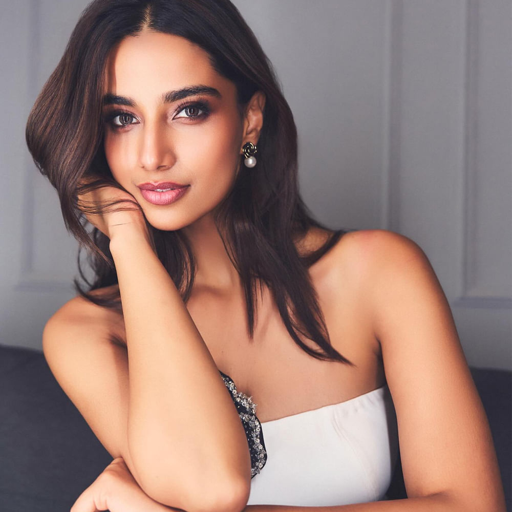 ఇక సోషల్ మీడియాలో ఈ బ్యూటీ చాలా యాక్టివ్. నిత్యం ఏదోక పోస్ట్ చేస్తూ నెటిజన్లను ఆకట్టుకుంటుంది. అటు గ్లామర్, ఇటు ట్రెడిషనల్ ఫోటోలతో నెట్టింట రచ్చ చేస్తుంది. తాజాగా ఈ బ్యూటీ క్రేజీ ఫోటోస్ తెగ ఆకట్టుకుంటున్నాయి. 