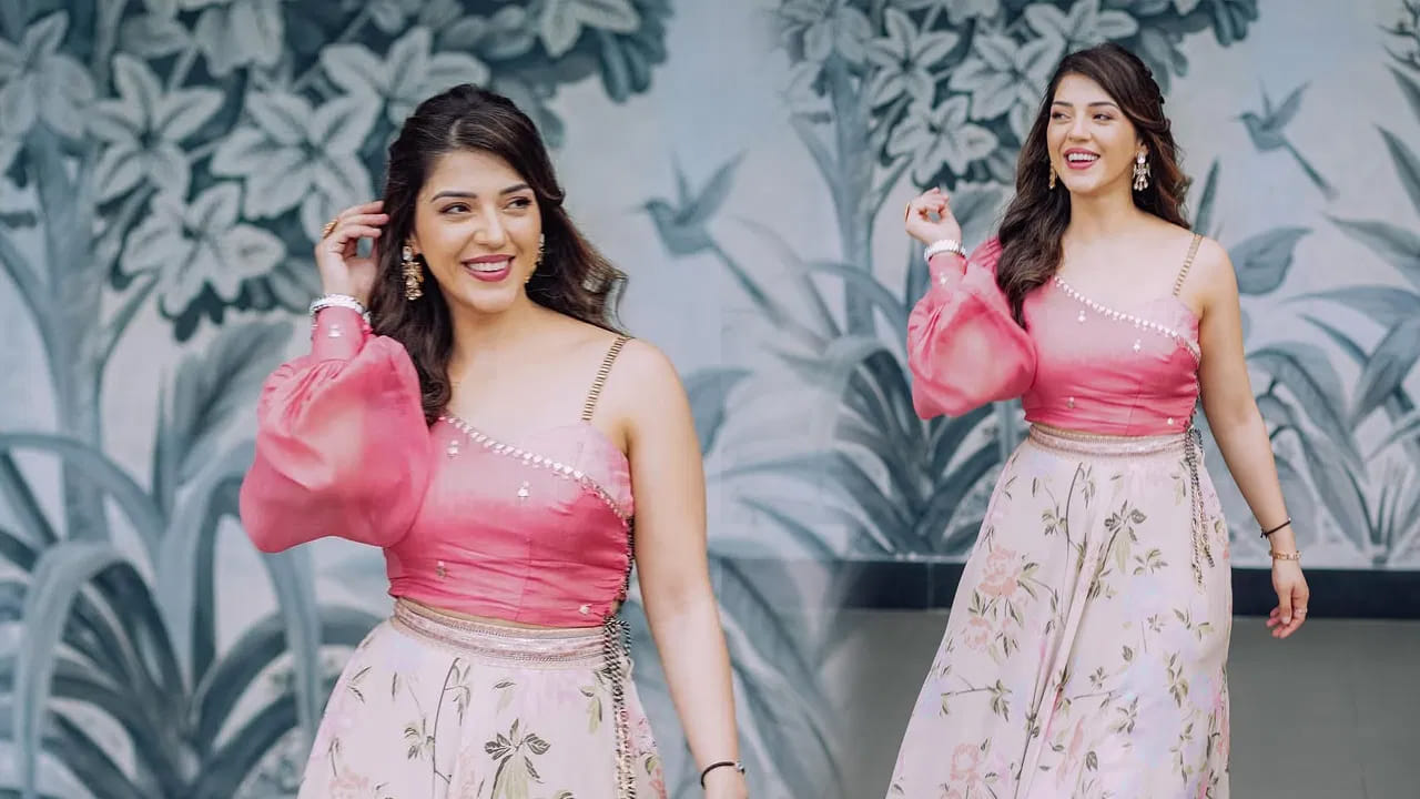 తాజాగా ఈ బ్యూటీ వైట్ కలర్ డ్రెస్‌లో తన అందాలతో కుర్రకారుకు విందు భోజనం పెట్టింది. ప్రస్తుతందీనికి సంబంధించిన ఫొటోస్ నెట్టింట తెగ వైరల్ అవుతుండటంతో, క్యూట్, బ్యూటిఫుల్ అంటూ కామెంట్స్ చేస్తున్నారు ఈ ముద్దుగుమ్మ అభిమానులు.