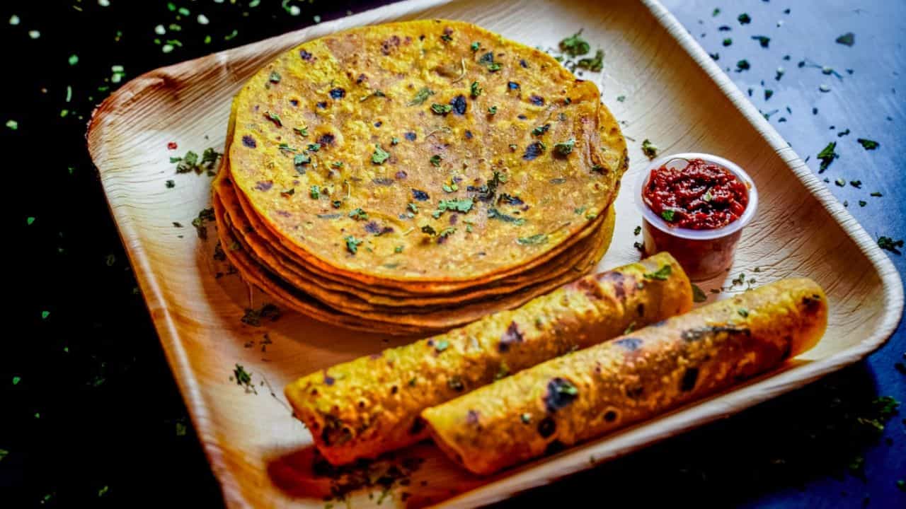మేతి తెప్లా.. మెంతికూర, గోధుమపిండితో చేసే తెప్లాలో ఫైబర్ అధికంగా ఉండి కేలరీలు తక్కువగా ఉంటాయి. ఇది పొట్ట కొవ్వును కరిగించడానికి సహాయపడుతుంది.