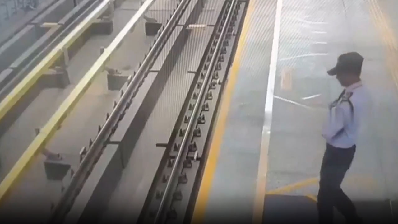 మెట్రో స్టేషన్‌లో షాకింగ్‌ సీన్.. నిద్రమత్తులో ట్రాక్‌పై పడిపోయిన సెక్యూరిటీ గార్డు.. క్షణాల్లోనే..