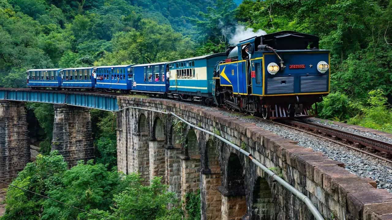 మెట్టుపాలయం (Mettupalayam).. ఊటీకి వెళ్లే మార్గంలో ఉండే మెట్టుపాలయం.. చాలా మందికి తెలియని ప్రశాంతమైన ప్రదేశం. ఊటీలోని రద్దీని కాకుండా ప్రశాంత వాతావరణాన్ని ఆస్వాదించాలనుకునే వారు మెట్టుపాలయాన్ని తప్పక చూడాలి. వర్షాకాలంలో ఈ ప్రాంతం మరింత అందంగా ఉంటుంది.