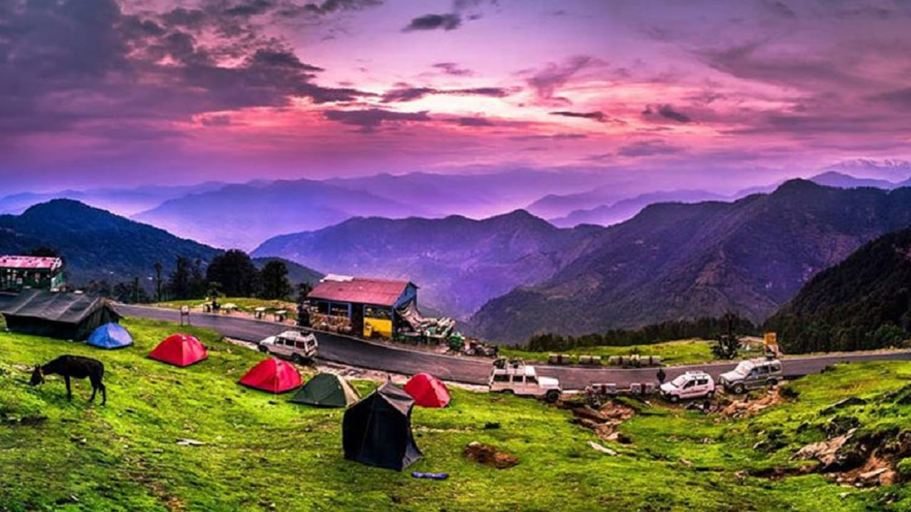 మినీ స్విట్జర్లాండ్ ఆఫ్ ఇండియాగా పిలువబడే చోప్తా, ఉత్తరాఖండ్‌లోని ఒక స్వర్గలాంటి ప్రదేశం. ఇది తుంగ్నాథ్ ఆలయం, చంద్రశిల ట్రెక్కింగ్‌కు ప్రసిద్ధి చెందిన గమ్యస్థానం. మంచుతో కప్పబడిన పర్వతాలు, పచ్చదనం, ప్రశాంతమైన వాతావరణం దీనిని విదేశీ పర్యాటకుల మొదటి ఎంపికగా చేస్తాయి.