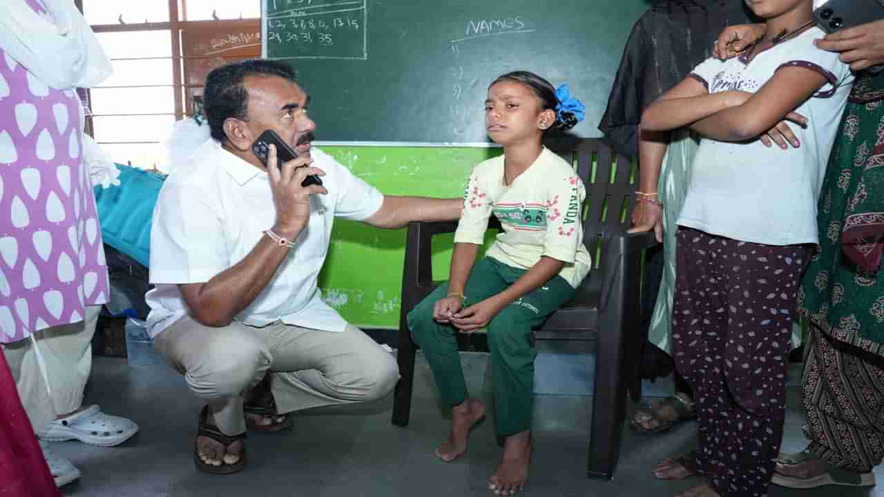 గుక్కపెట్టి ఏడుస్తున్న గురుకుల విద్యార్థిని.. దగ్గరకు చేర్చుకుని ఓదార్చిన మంత్రి..!