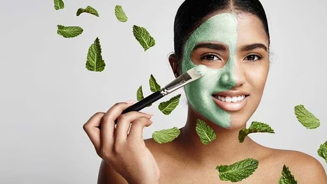 పుదీనా ఆరోగ్యానికి చాలా ప్రయోజనకరంగా పరిగణించబడుతుంది. ఇది ఆహారానికి మంచి రుచిని అందిస్తుంది. అంతేకాదు.. శరీరంలోని అనేక రకాల సమస్యలను తొలగించడంలో సహాయపడుతుంది. ఇందులో ప్రోటీన్, మెంథాల్, విటమిన్-ఎ, రాగి, కార్బోహైడ్రేట్లు వంటి పోషకాలు ఉంటాయి. ఇవి ఆరోగ్యానికి చాలా ప్రయోజనకరంగా ఉంటాయి. కానీ మీకు తెలుసా, పుదీనా ఆకులు చర్మానికి చాలా ప్రయోజనకరంగా ఉంటాయని నిపుణులు చెబుతున్నారు.