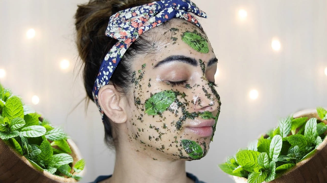 నల్ల మచ్చలకు పుదీనా ఆకులు అద్భుత మంత్రంగా నిపుణులు చెబుతున్నారు. పుదీనా ఆకులను నీటితో కలిపి పేస్ట్ లా చేసి మచ్చలపై రాయటం వల్ల కొన్ని రోజుల్లో మచ్చలు తగ్గుతాయని నిపుణులు చెబుతున్నారు. పుదీనా ఆకులలో యాంటీ బాక్టీరియల్, చర్మాన్ని రిఫ్రెష్ చేసే లక్షణాలు పుష్కలంగా ఉంటాయి. ఇవి చర్మానికి చాలా ప్రయోజనకరంగా పనిచేస్తాయి. మచ్చలపై త్వరగా ప్రభావాన్ని చూపుతాయి.