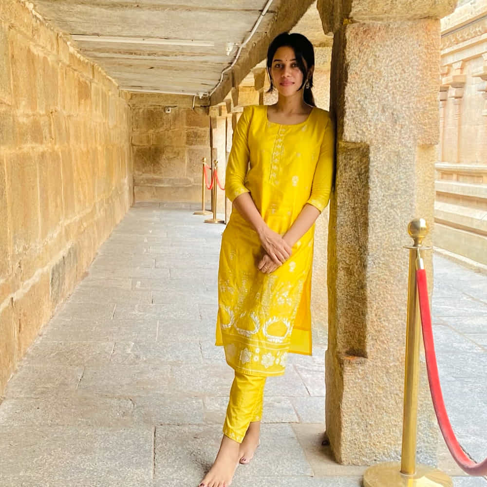 ఈ అమ్మడి సోషల్ మీడియాలో వీడియోలు చూసి దర్శకుడు త్యాగరాజన్ కుమార్ రాజా మృణాళినికి సూపర్ డీలక్స్లో అవకాశం ఇచ్చాడు. తెలుగులో ఈ బ్యూటీ వరుణ్ తేజ్ నటించిన గద్దలకొండ గణేష్ (2019) చిత్రంలో బుజ్జమ్మ పాత్రతో ప్రేక్షకులను ఆకట్టుకుంది. ఈ పాత్రకు ఆమె SIIMA అవార్డు ఉత్తమ సహాయ నటి (తెలుగు) నామినేషన్ అందుకుంది.